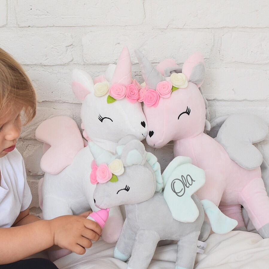 Einhorn mit Blumenkranz – Rosy-Baby